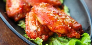 Кухар розповів, як правильно готувати американські крильця Баффало