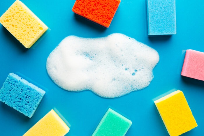 Чому губки для миття насправді мають різні кольори
