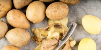 Навіщо встромляти виделку під час чищення картоплі: