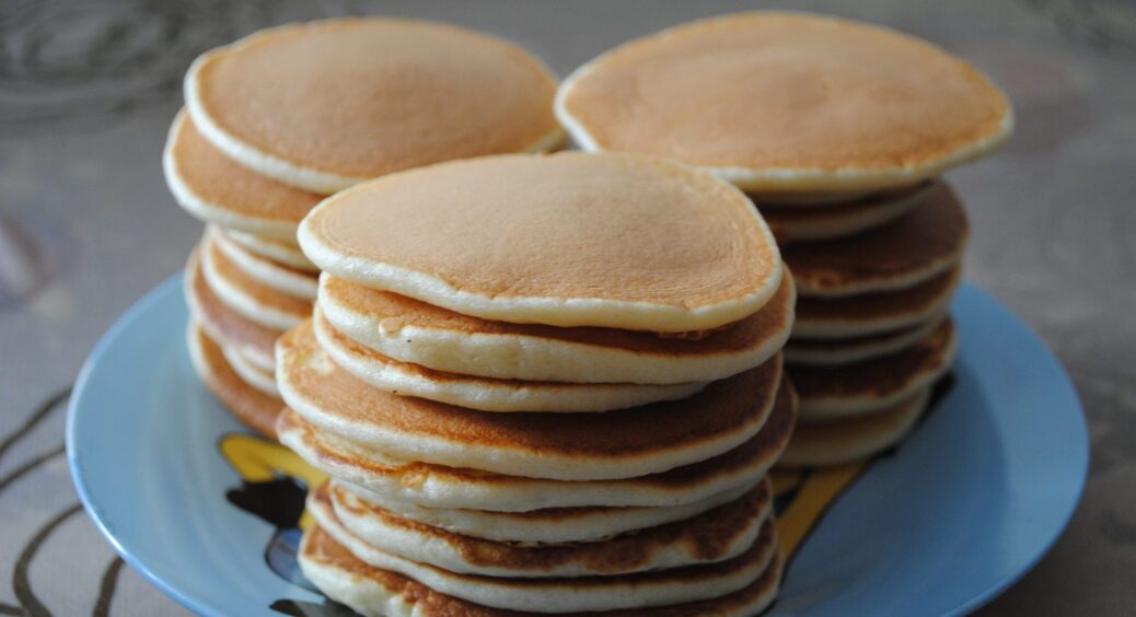 Млинці відійшли на задній план? Рецепт ідеальних американських панкейків: настільки пишні, що схожі на торт 