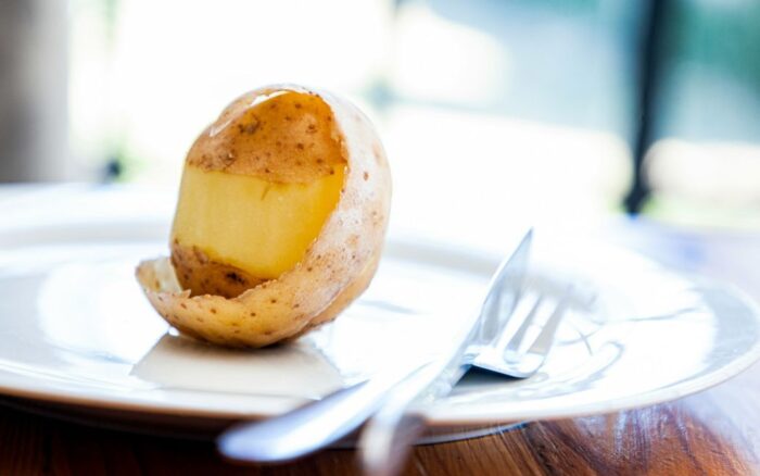 Експерти розповіли, навіщо заморожувати лушпиння після очищення картоплі та як воно допомагає