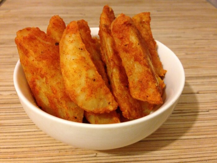 Кулінари розповіли, як приготувати смачну картоплю з хрусткою скоринкою в духовці – простий рецепт