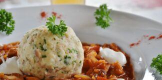 Рецепт м'яса з квашеною капустою: готується за годину