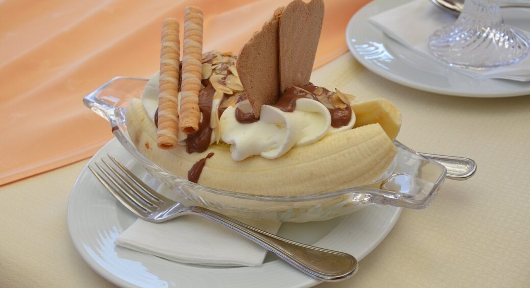 Цей торт без випічки готується за 10 хвилин, а на смак і не скажеш: банановий сметанник на всі випадки життя 