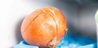 Навіщо класти цибулю в морозилку