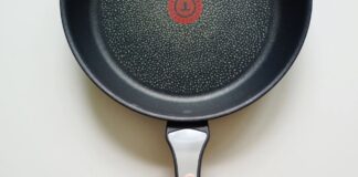 Навіщо потрібен отвір на ручці сковорідки