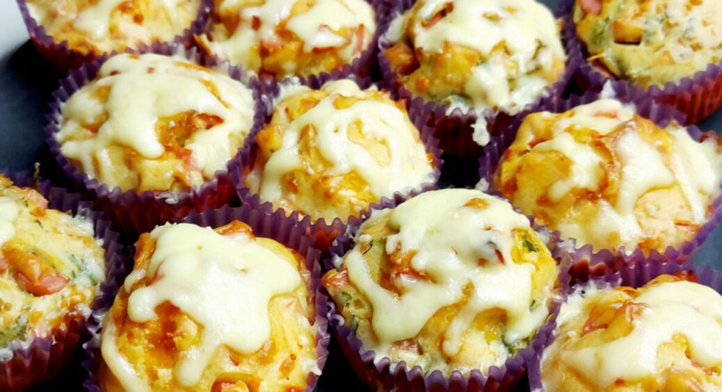 Ідеальний перекус на роботу та в школу – кекси з ковбасою та сиром: ситні, ніжні й такі м’якесенькі. Рецепт 