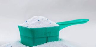 Як правильно прати білий одяг та білизну