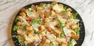 Кухарі назвали смачний та недорогий рецепт салату Цезар