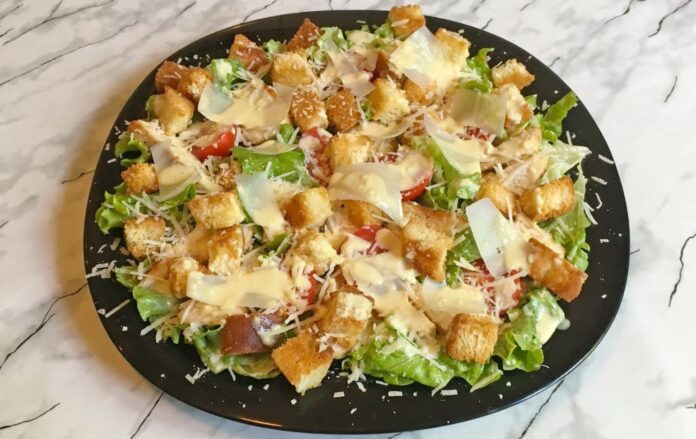 Кухарі назвали смачний та недорогий рецепт салату Цезар