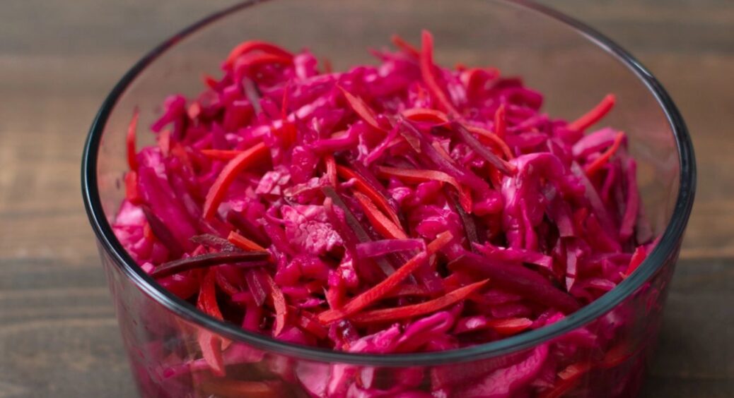 Беру капусту, трішки моркви та буряк – нічого варити не потрібно: нереальний салат на всі випадки життя 