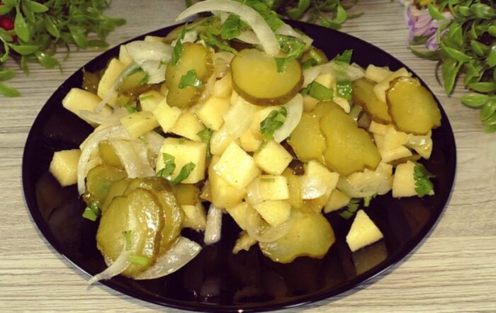 Кулінари розповіли як швидко приготувати смачний салат до будь-якого столу – огірки та яблуко