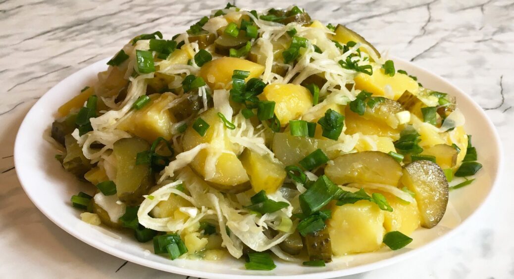 Салат без майонезу – із солоними огірками та яблуком: неординарне поєднання смачних інгредієнтів. Рецепт 