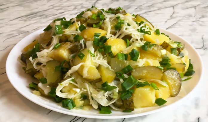 Рецепт салату із солоними огірками та яблуком