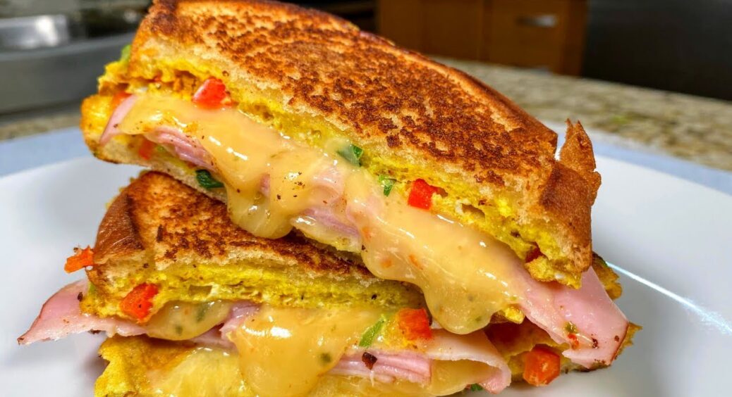 Гарячі бутерброди на новий лад: приготувала ціле деко, а моїм все мало, бо дуже добрі. Гора смакоти за 15 хв 