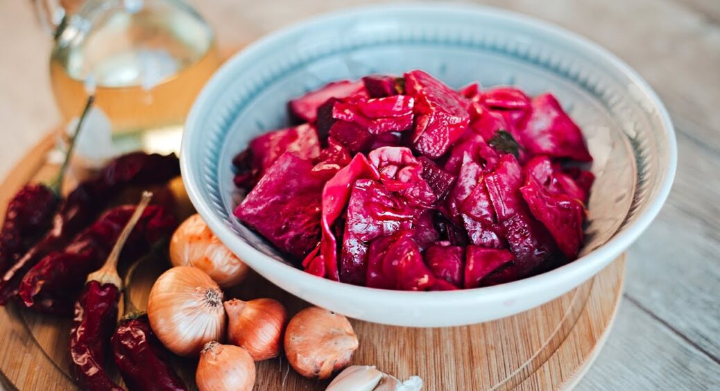 Не встигаю купувати буряк: готую з нього незвичайний салат на кожен день. Така добра смакота з буряка 