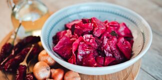 Рецепт ідеальної закуски – простий салат з буряка