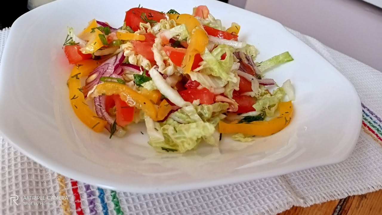 Простий салат з пекінської капусти