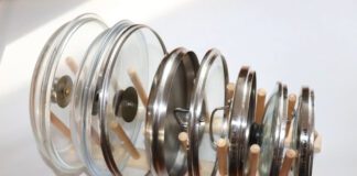 Експерти розповіли, як легко очистити жирні кришки від каструль 