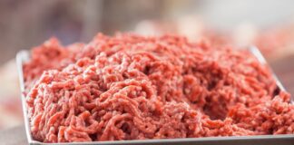 Господині поділились 4 способами, як швидко розморозити мʼясо