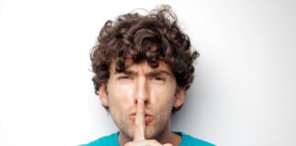 Астрологи розповіли, які знаки Зодіаку не вміють берегти таємниці