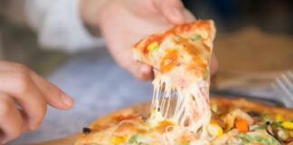 Як приготувати піцу з куркою та мандаринами: простий рецепт