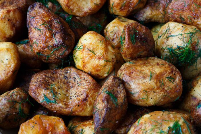 Секрет смачної запеченої картоплі в мундирі: ніжна й ароматна