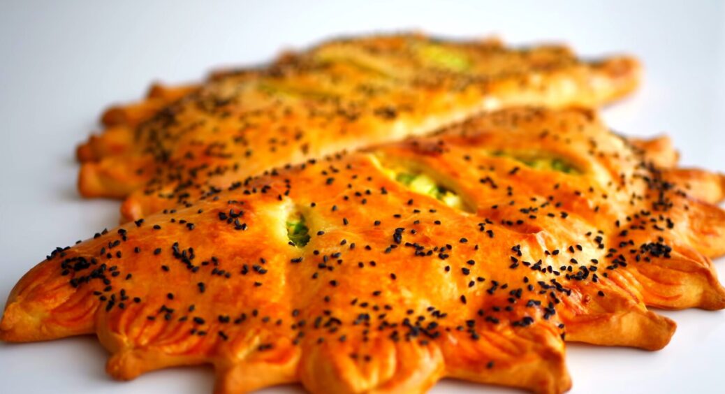 Пиріг з яйцями та зеленню в тісті без дріжджів здивував навіть прабабусю: такої смакоти ви ще не куштували 