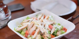 Кулінар розповів, як бюджетно приготувати вдома салат Цезар