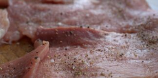 Як приготувати свинину з сиром: простий корисний рецепт