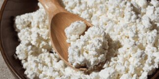 Експерти розповіли, як самостійно приготувати кисломолочний сир