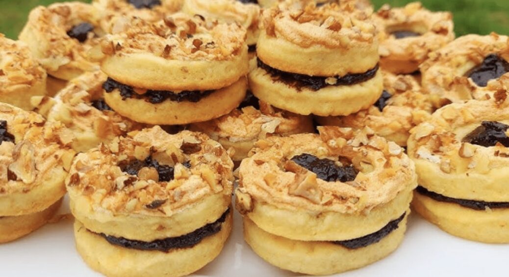 Пісочне печиво “Осине гніздо” на 1 яйці і дуже смачна горіхова начинка. Ідеальний рецепт зі старого зошита 