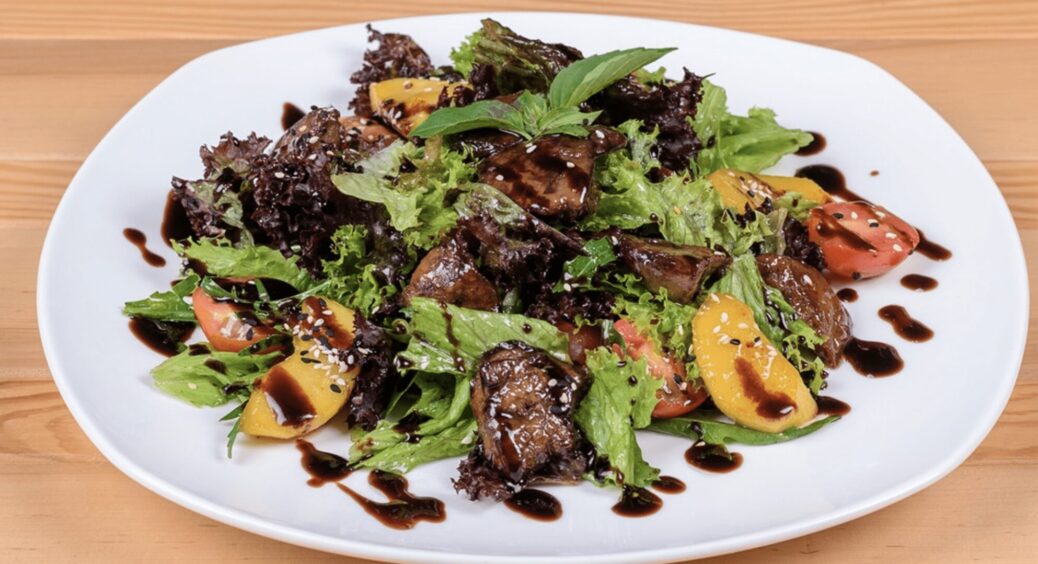 Така страва сподобається навіть вибагливим животикам: рецепт смачного салату з курячою печінкою 