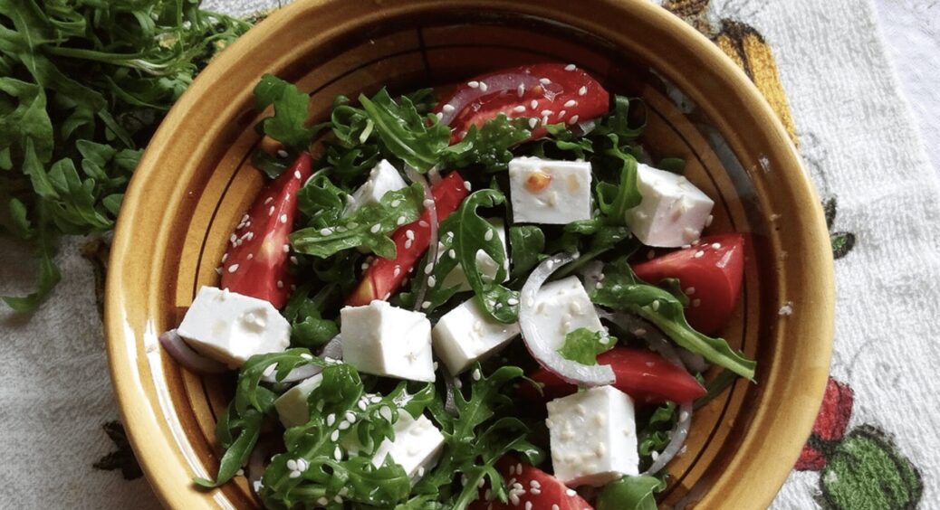 Простий салат за 5 хвилин для лінивих господинь: найкращий перекус з простих та доступних інгредієнтів 