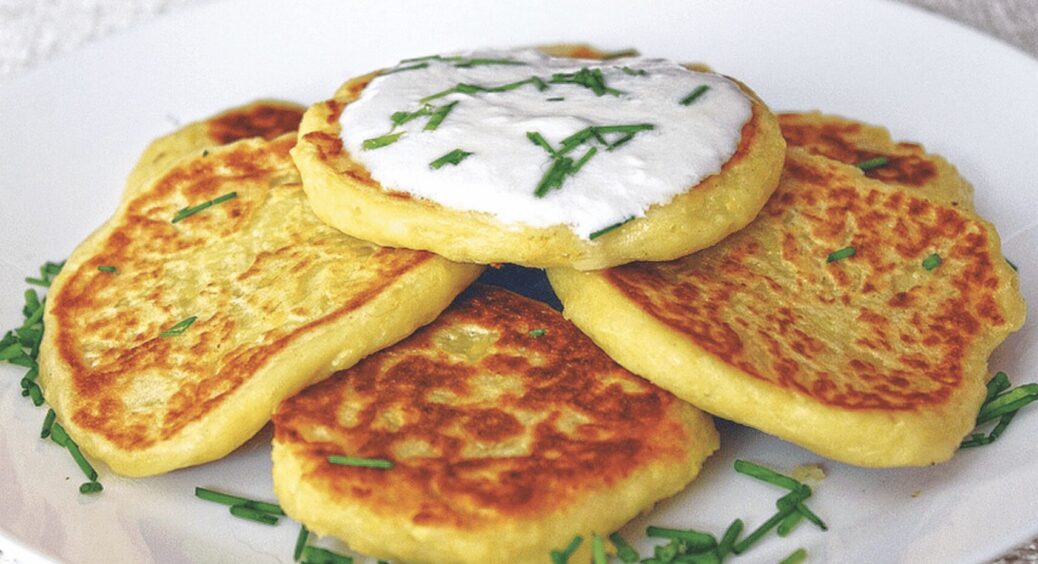 Оладки з картоплі замість набридлих дерунів: домашній рецепт універсальної страви на будь-який смак 