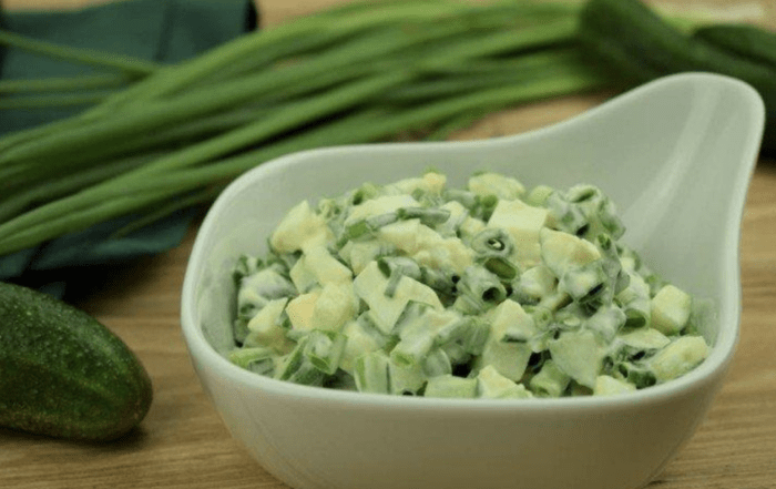 Простий рецепт салату без майонезу з огірками та яблуками