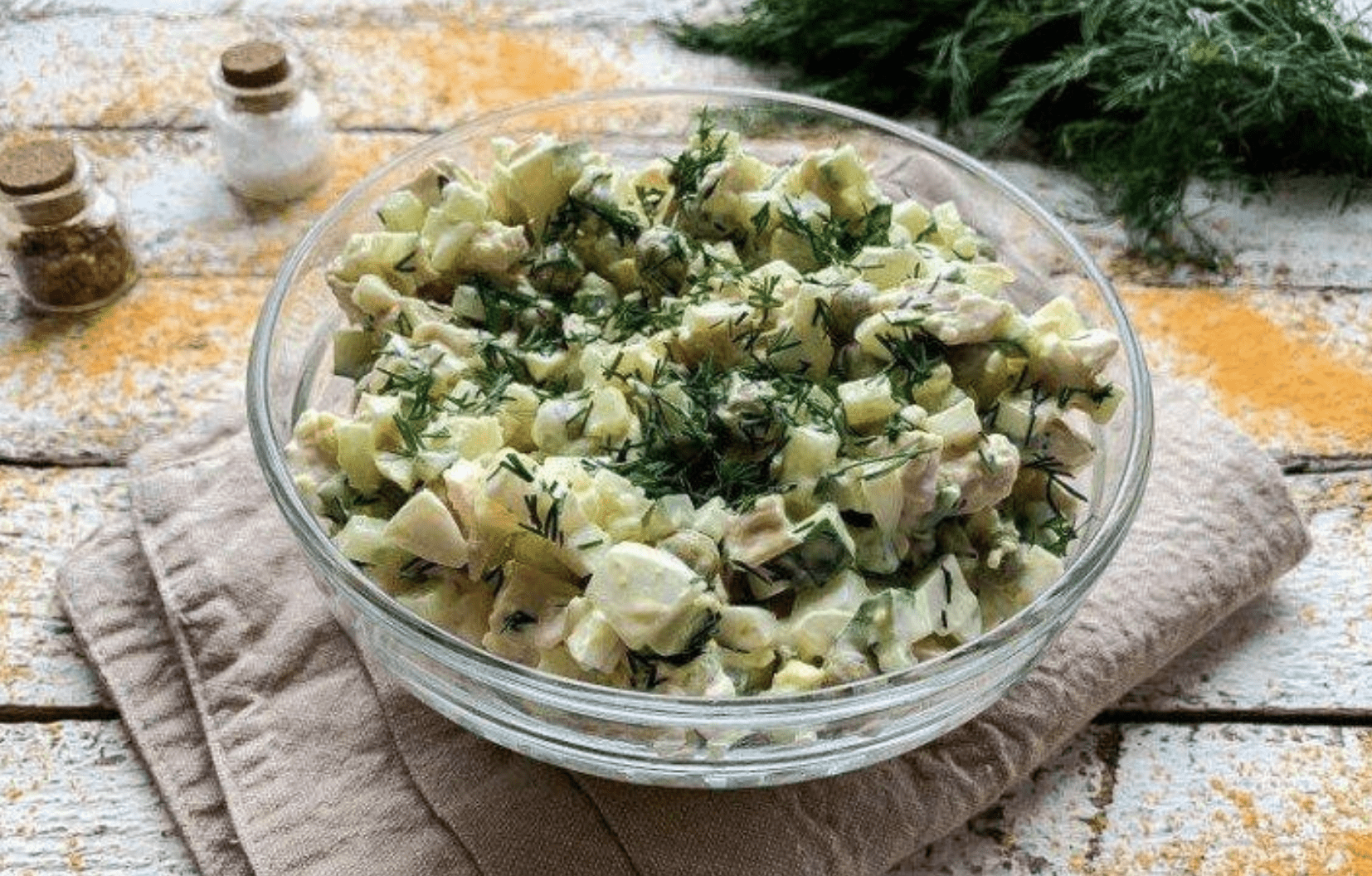 Простий рецепт салату без майонезу з огірками та яблуками