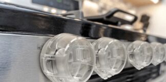 Господині розповіли, як очистити газові ручки від жиру