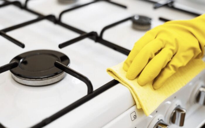 Господині розповіли, як за кілька хвилин відчистити жирні ручки плити