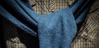 Простий лайфхак, як правильно почистити катишки на кофтині бритвою