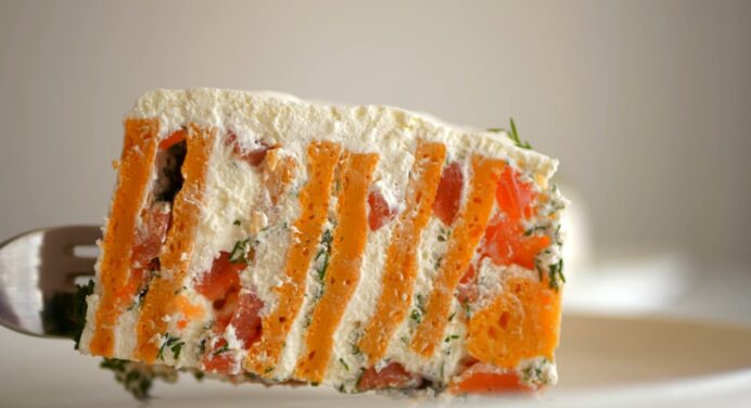 Вертикальний солоний торт став хітом на святковому столі: раз приготуєте і будете так робити завжди. Рецепт 