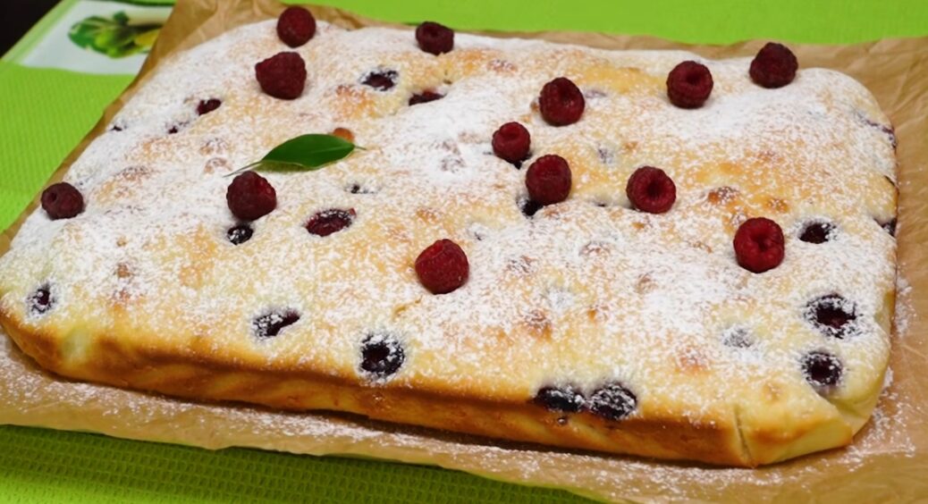 Смачнішого пирога не знайти: все змішала і закинула в духовку. Коли часу мало – цей рецепт завжди виручає 