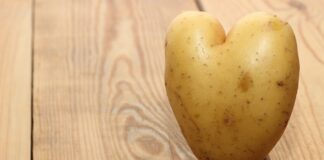 Живильні патчі під очі з картоплі: домашній б'юті-рецепт