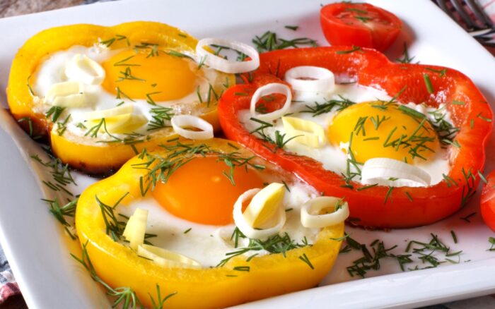 Кулінари поділились простим рецептом смачної яєчні на сніданок з оригінальною подачею