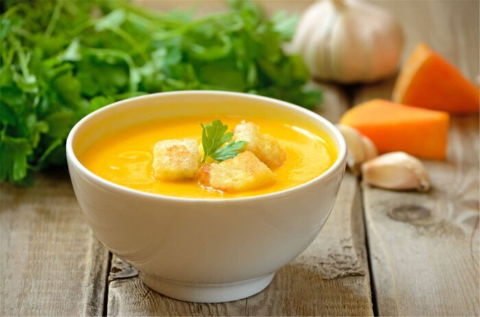Кулінари розповіли про смачний рецепт пісного крем-супу без м'яса, але з додаванням гарбуза та овочів