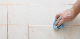 Експерти показали, як можна відмити шви між плитками від бруду