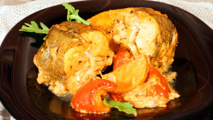 Кулінари розповіли, як приготувати смачну тушковану рибу з овочами у каструлі або казанку