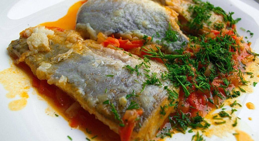 Закинула в каструлю овочі, зверху кинула рибу й залила водою: вечеря за 15 хвилин у піст – смачно та корисно 