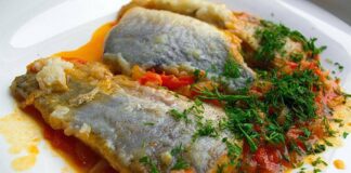 Рецепт тушкованого хеку з овочами