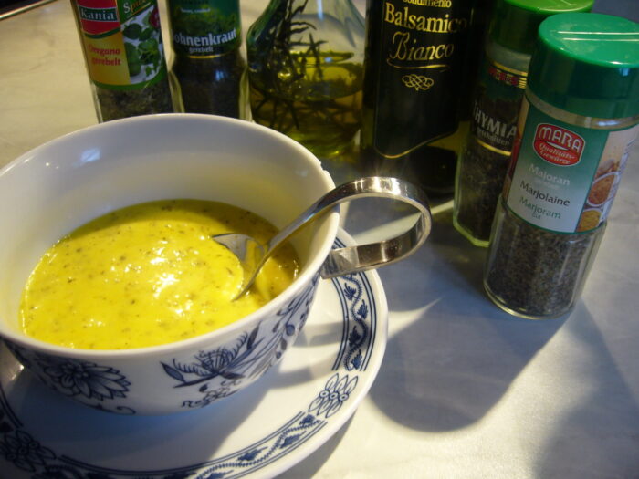 Кулінари розповіли, як приготувати смачний соус для м'яса, використовуючи лимон і сковорідку